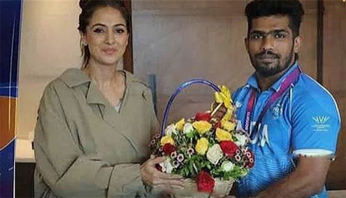 காமன்வெல்த் வீரருக்கு நடிகை சிம்ரன் நேரில் வாழ்த்து