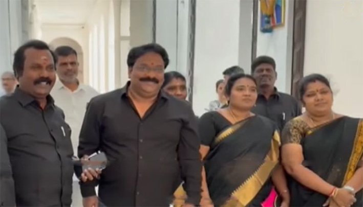 கருப்பு சட்டை அணிந்து மாமன்றக் கூட்டத்திற்கு வந்த திமுக கவுன்சிலர்கள்