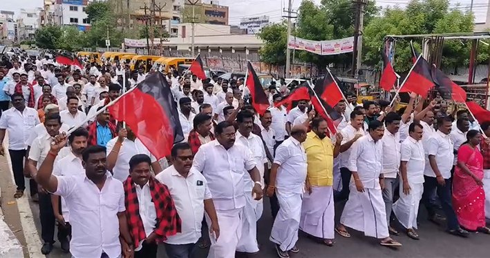 உதயநிதி கைது எதிரொலி...கரூரில் திமுகவினர் சாலை மறியல்- கைது