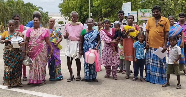 வீடு இடிப்பு.. மாற்று இடம் வழங்கக்கோரி-கரூர் கலெக்டரிடம் மனு