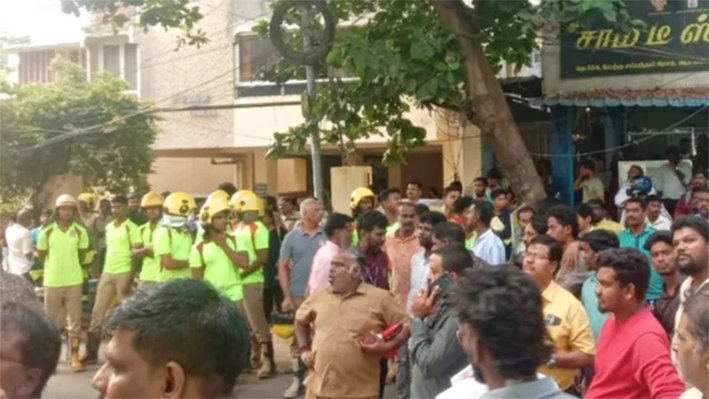 கோவையில் அடுக்குமாடி கட்டிடம் திடீரென ஆடியதால் பரபரப்பு