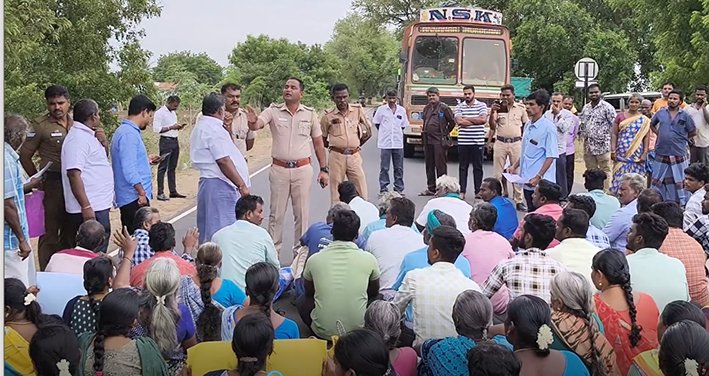 முசிறி அருகே கோழிப்பண்ணை அமைக்க எதிர்ப்பு-3 கிராம மக்கள் மறியல்