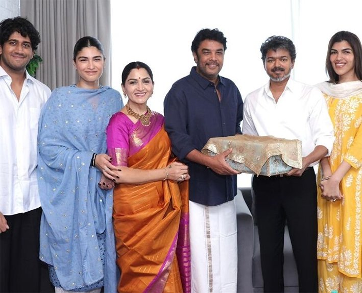 முதல்வர் விஜய் சினிமாவில் இருந்து விலகியதற்கு குஷ்பு மகள் கண்ணீர்