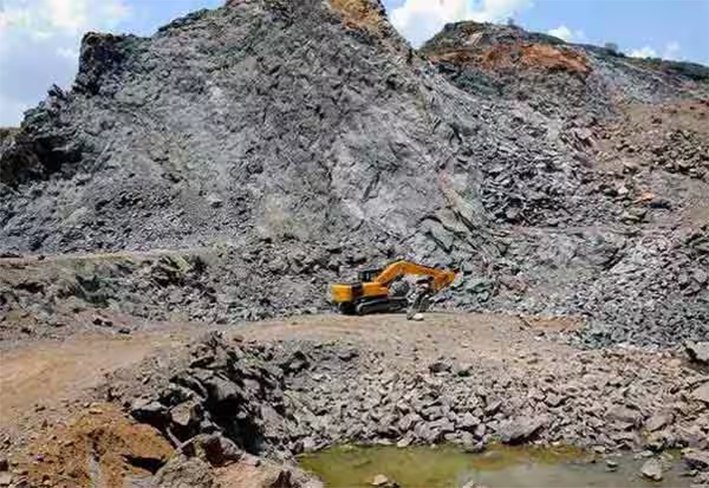சட்ட விரோத குவாரிக்கு துணை போன அதிகாரிகள் நடவடிக்கை