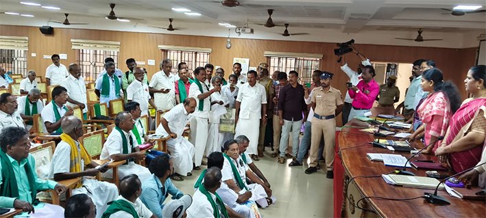 மண் எடுப்பதற்கு லஞசம்...விவசாயிகள் குற்றச்சாட்டு-தர்ணா