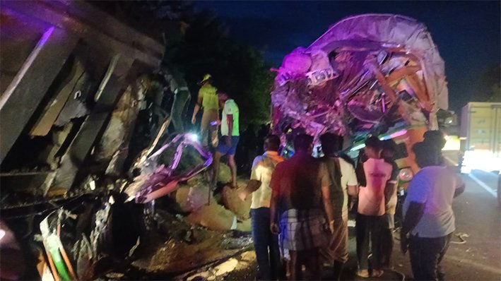 குளித்தலை அருகே லாரி நேருக்கு நேர் மோதி விபத்து-2டிரைவர் பலி