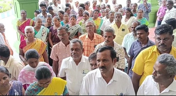 டெங்கு ஒழிப்பு தொழிலாளர்கள் பணி நிறுத்தம்... கரூர் கலெக்டரிடம் மனு