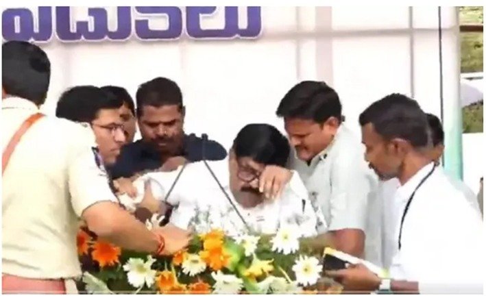 சுதந்திர தினவிழாவில் மயங்கி விழுந்த ஆந்திர அமைச்சர்