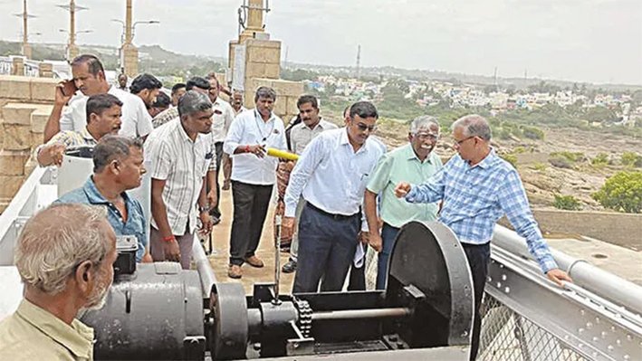 மேட்டூர் அணையில் பாதுகாப்பு குழுவினர் ஆய்வு