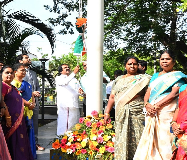திருச்சி மாநகராட்சியில் தேசியக்கொடி ஏற்றிய மேயர் அன்பழகன்