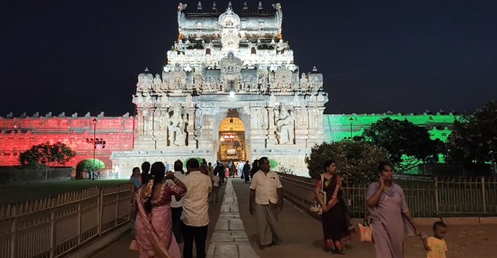 மூவர்ண நிறத்தில் ஜொலிக்கும்..தஞ்சை பெரியக் கோவில் ராஜகோபுரம்