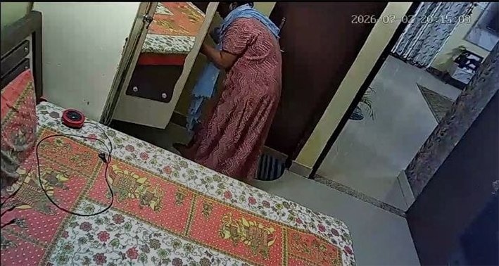 சொந்த வீட்டிலேயே நகை திருடிய பெண்.. சிசிடிவி