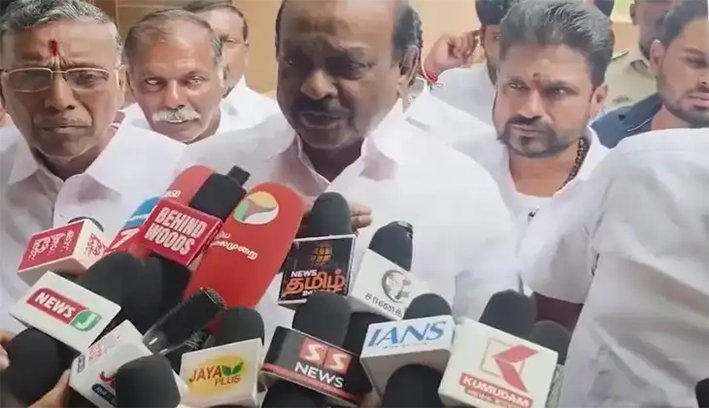 எடப்பாடி பழனிசாமி அதிமுகவை சிறிது சிறிதாக அழித்து வருகிறார்-