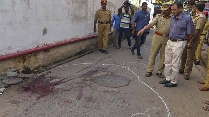 31 வயது வாலிபர் மீது நாட்டு வெடிகுண்டு வீசி வெட்டிக் கொலை