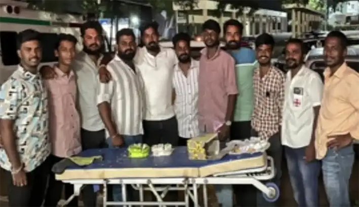 ஆம்புலன்ஸ் ஸ்ட்ரெச்சரில் பட்டா கத்தியால் கேக் வெட்டிய 11 டிரைவர்கள்