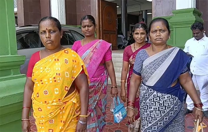 கரூரில் ஒப்பந்த ஊழியர்கள் கலெக்டரிடம் புகார் மனு