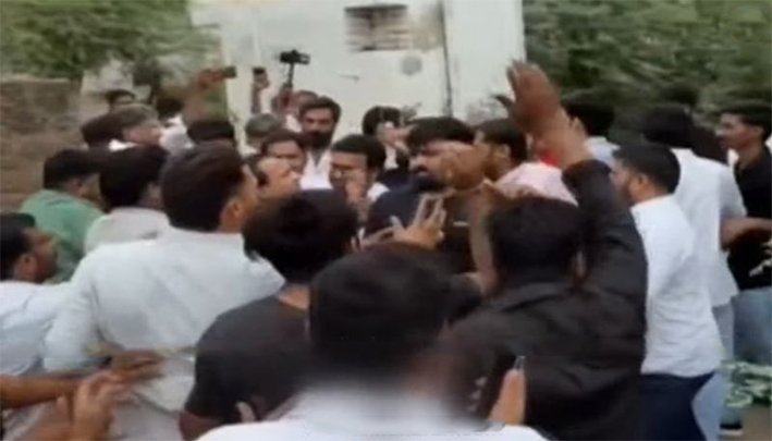 ஜெய்ப்பூரில் கரப்பான் பூச்சி கட்சி நிர்வாகி மீது தாக்குதல்