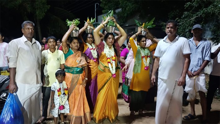 அதிராம்பட்டினம் வீரனார் கோவில் விழா- பால் குடங்கள் சீர் தட்டுகளுடன் பெண் பக்தர்கள்