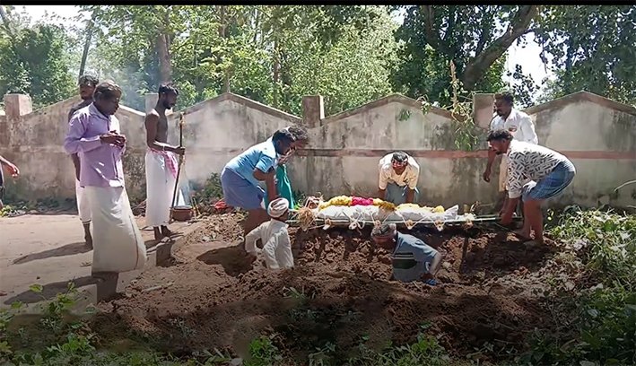 இறந்தவர்களின் உடலை ஒன்றன் மீது ஒன்றாக வைத்து அடக்கம்- அவலம்