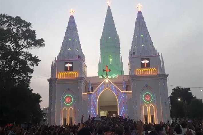 பூண்டி மாதா பேராலயத்தில் திருவிழா களைகட்டியது
