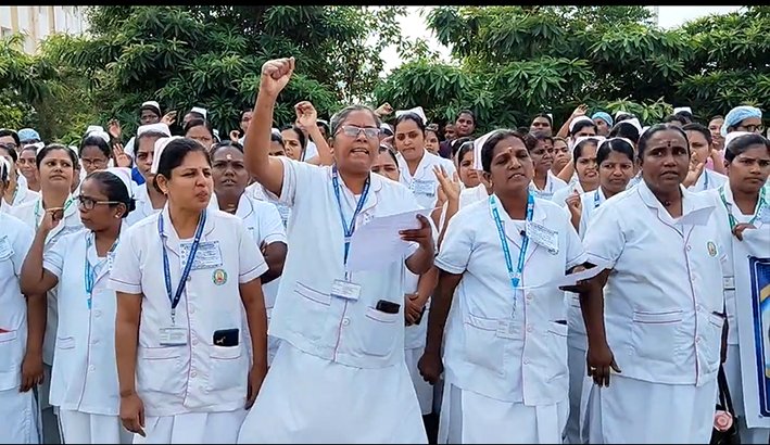 3 கோரிக்கை.. கரூரில் அரசு நர்சுகள் போராட்டம்...