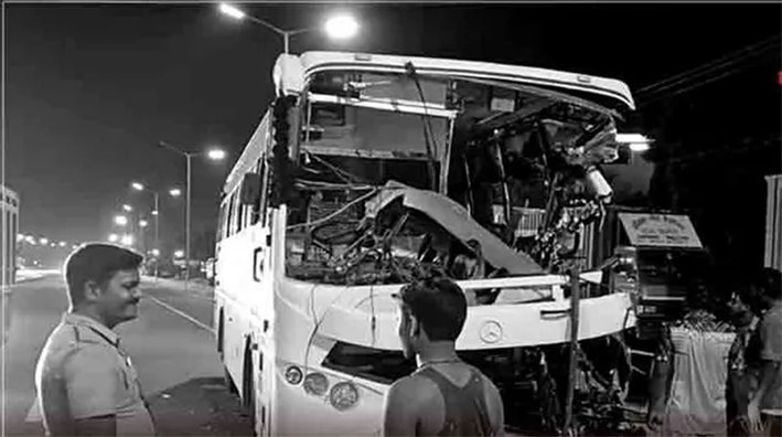 லாரி மீது தனியார் பஸ் மோதி விபத்து.. 25க்கும் மேற்பட்டோர் படுகாயம்