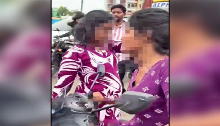 இருசக்கர வாகனத்தில் வந்த இளம்பெண்கள் போதையில் ரகளை-பரபரப்பு