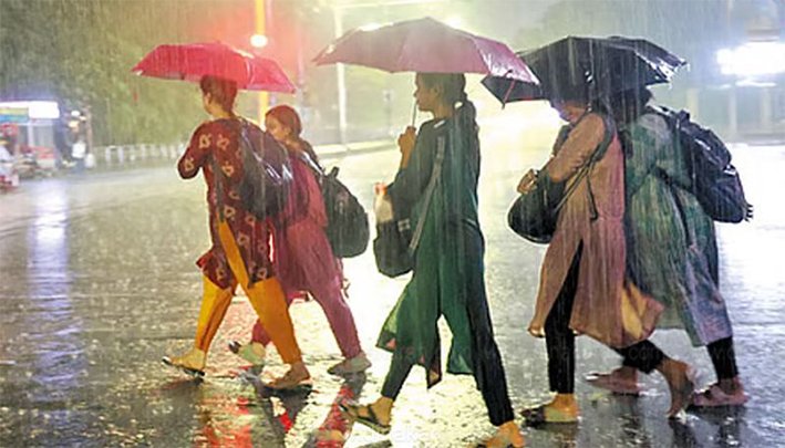 சென்னையில் சூறைக்காற்றுடன் கனமழை…வேரோடு சாய்ந்த 5 மரங்கள்