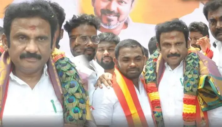 தவெக எம்எல்ஏ லட்சுமணனுக்கு மயில் இறகு மாலை.. சர்ச்சை