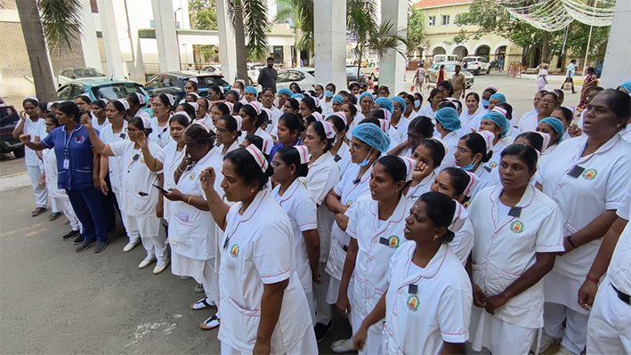 கோவையில் கருப்பு பேட்ச் அணிந்து செவிலியர்கள் போராட்டம்...