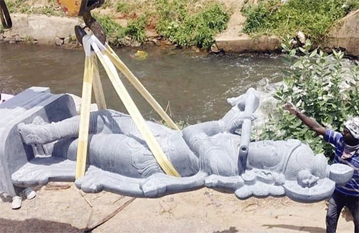 ஒரே கல்லில் செதுக்கப்பட்ட 11 அடி உயர கிருஷ்ணர் சிலை!