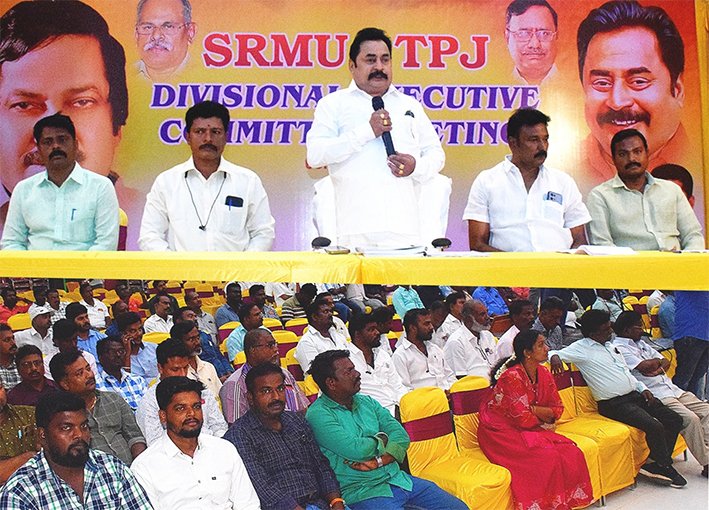 எஸ்.ஆர்.எம்யு திருச்சி கோட்ட செயற்குழு கூட்டத்தில் தீர்மானம்