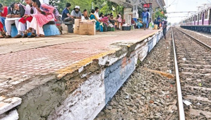 திருவொற்றியூர்- ரயிலின் படிக்கட்டு உடைந்து நடைமேடையில் உரசியதால் பரபரப்பு