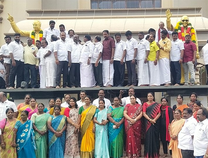 திருச்சியில் கலைஞரின் திருவுருவ சிலைக்கு திமுக மரியாதை