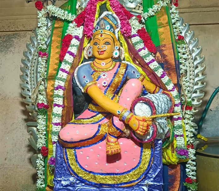 பட்டுக்கோட்டை அருகே துர்க்கை அம்மனுக்கு சிறப்பு அபிஷேகம்