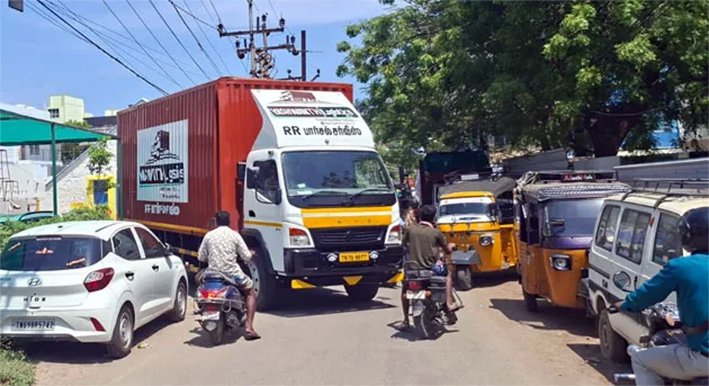தூத்துக்குடி மாநகரில் சாலையோரம் நிறுத்தப்படும் கார்கள் பறிமுதல்
