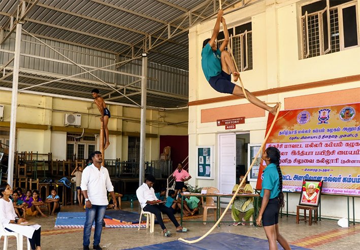 திருச்சியில் மல்லர் கம்பம் போட்டி-மாணவ-மாணவிகள் 300 பேர் பங்கேற்பு