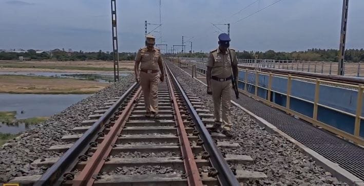 திருச்சி ரயில்வே பாலங்களில் துப்பாக்கி ஏந்திய போலீசார் பாதுகாப்பு