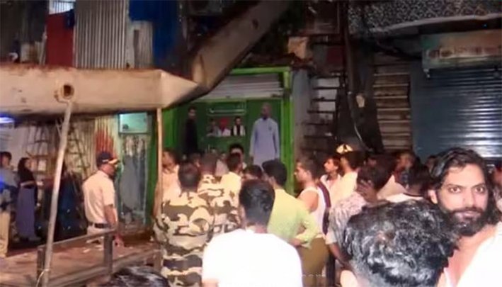 வீடுகள் மீது சரிந்து விழுந்த ராட்சத கிரேன்!- 10 பேர் காயம்
