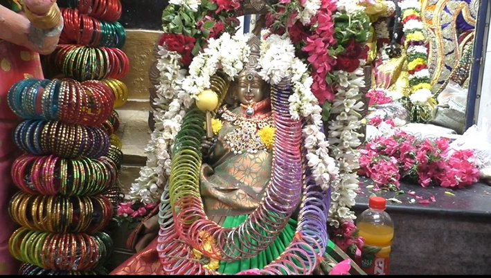 கரூர் வேம்புமாரியம்மன் கோவில் ஆடி 4ம் வௌ்ளி-வளையல் அலங்காரம்