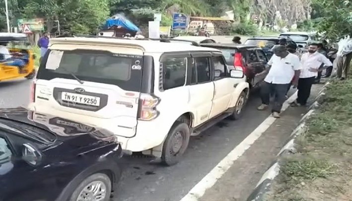 புலிப்பாக்கம் அருகே அடுத்தடுத்து 7 கார்கள் மோதி விபத்து