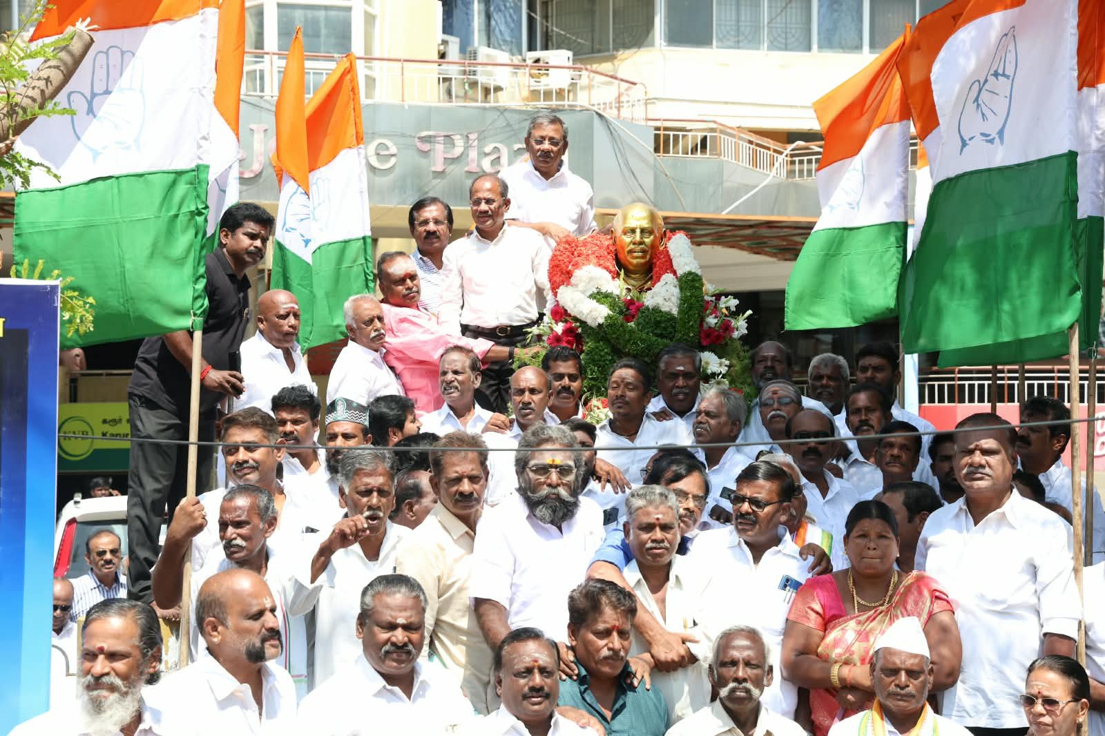 திருச்சியில் எல்.அடைக்­க­ல­ராஜ் சிலைக்கு காங்­கி­ர­சார் மரி­யாதை