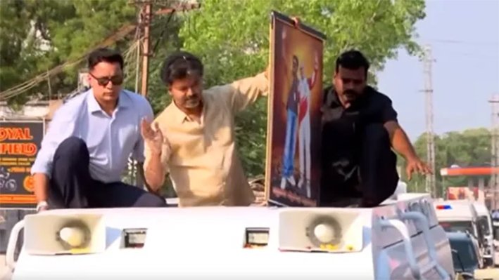 அஜித்குமாருடன் முதலமைச்சர் விஜய்.. புகைப்படம் வழங்கிய தொண்டர்கள்