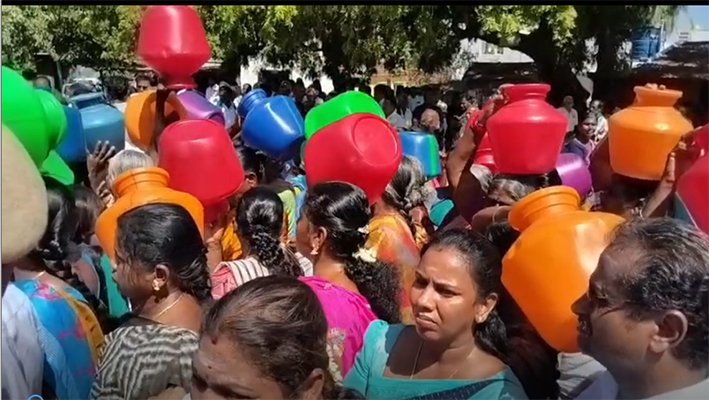 அமராவதி ஆற்றில் 3 ஆயிரம் கனஅடி தண்ணீர் திறக்கக் கோரி-சாலை மறியல்