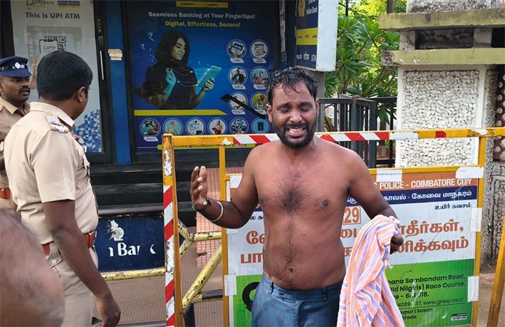கோவை கலெக்டர் அலுவலகம் முன் ஆட்டோடிரைவர் தீக்குளிக்க முயற்சி