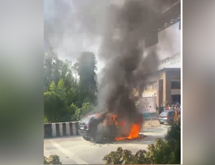 கோவையில் நடுரோட்டில் தீப்பற்றி எரிந்த கார்-பரபரப்பு