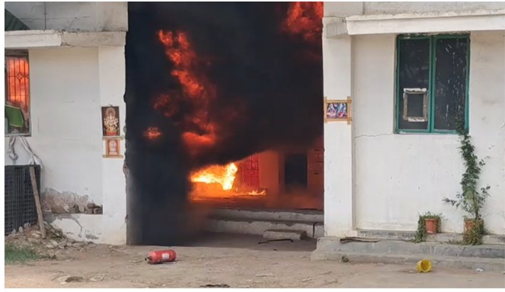 கோவையில் பிளாஸ்டிக் குடோனில் தீ... 2 கோடி பொருட்கள் சாம்பல்