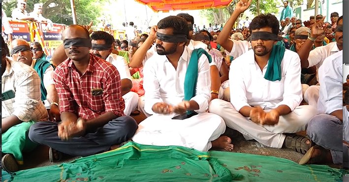 பிச்சை எடுப்பது போல்-இளம் விவசாய சங்கத்தினர் நூதன எதிர்ப்பு