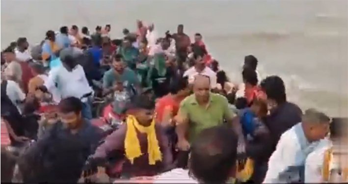 கங்கை நதியைக் கடக்கும் ஆபத்தான பயணம்.. பகீர்