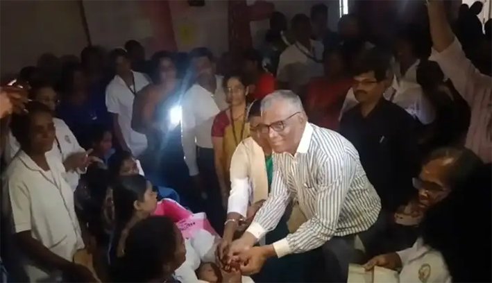 மொபைல் டார்ச் வெளிச்சத்தில் குழந்தைகளுக்கு தங்க மோதிரம்